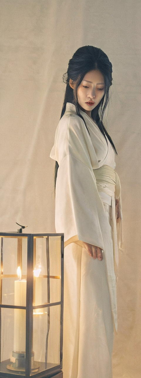 暁斎の幽霊を写実化したもの。痩身の凄みも墨の質感も消え、整った写実の女性になった。画家の手は基盤モデルの顔に均されている